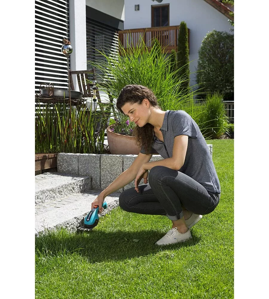 SET FORBICI PER ERBA A BATTERIA GARDENA "CLASSICCUT LI" CON RUOTE E MANICO 3,6V 2,5AH