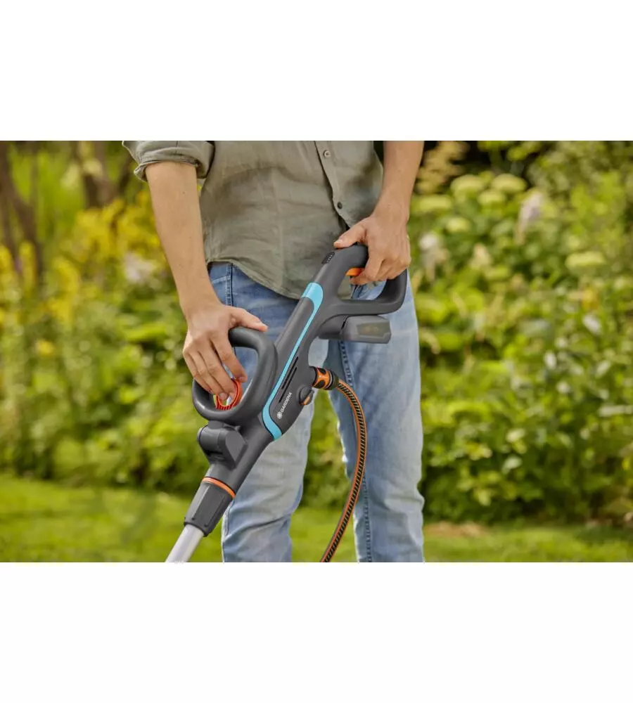 SPAZZOLA MULTIFUNZIONE A BATTERIA GARDENA "AQUABRUSH UNIVERSAL" 18V 2,5AH