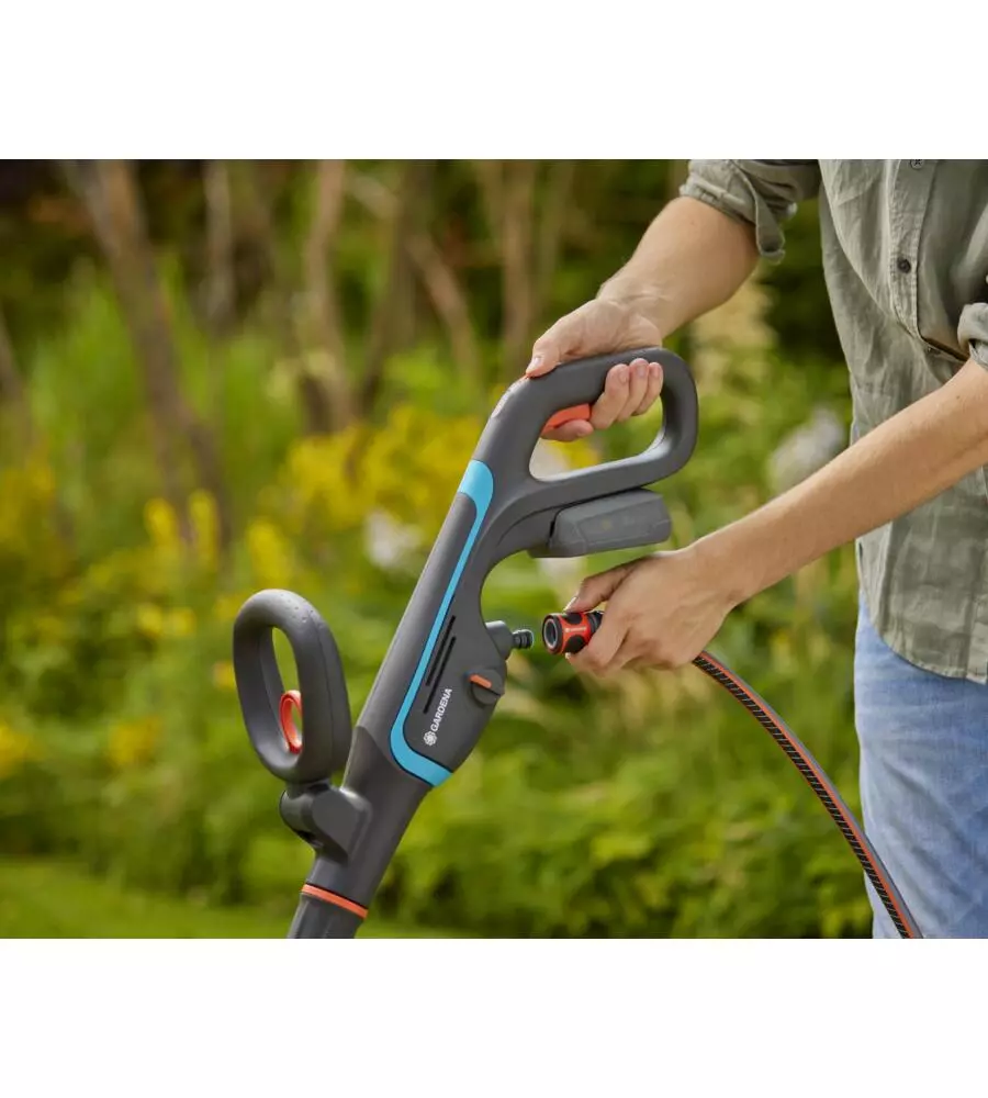 SPAZZOLA MULTIFUNZIONE A BATTERIA GARDENA "AQUABRUSH UNIVERSAL" 18V 2,5AH