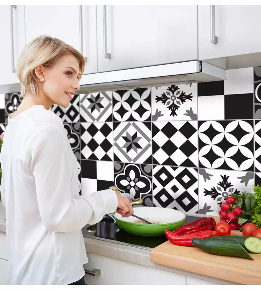 PARASCHIZZI ADESIVO DA CUCINA FANTASIA "PIASTRELLE BLACK&WHITE", 190X60 CM