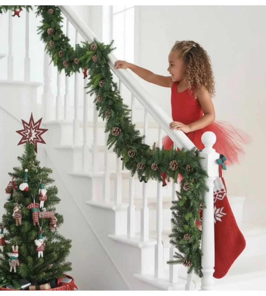 Ghirlanda innevata "Xmas Joy" con pigne 270 cm