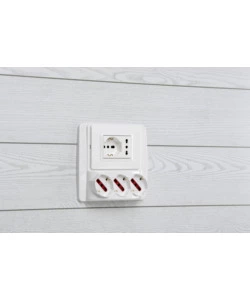 PRESA MULTIPLA DA PARETE "EMILIA SMART" CON 3 PRESE BIVALENTI SCHUKO 10/16A - BIANCA.