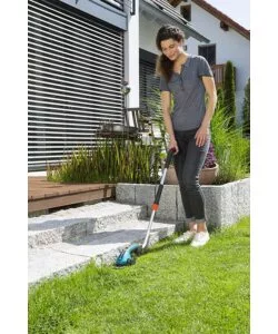 SET FORBICI PER ERBA A BATTERIA GARDENA "CLASSICCUT LI" CON RUOTE E MANICO 3,6V 2,5AH