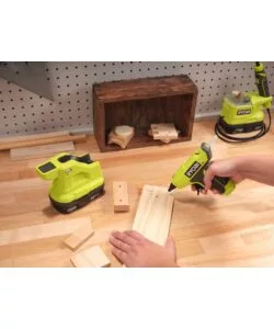 MINI PISTOLA PER COLLA A CALDO A BATTERIA RYOBI "RGLM18-0" 18V, SOLO CORPO MACCHINA