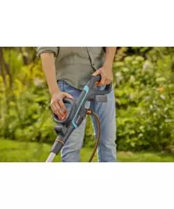 SPAZZOLA MULTIFUNZIONE A BATTERIA GARDENA "AQUABRUSH UNIVERSAL" 18V 2,5AH