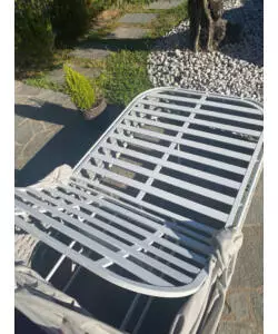 LETTINO DA GIARDINO RECLINABILE CON PARASOLE A DUE POSTI RIVIERA "AGAPANTHUS"" BIANCO E GRIGIO 217X127X55/66 CM