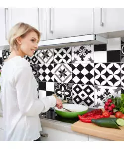 PARASCHIZZI ADESIVO DA CUCINA FANTASIA "PIASTRELLE BLACK&WHITE", 190X60 CM